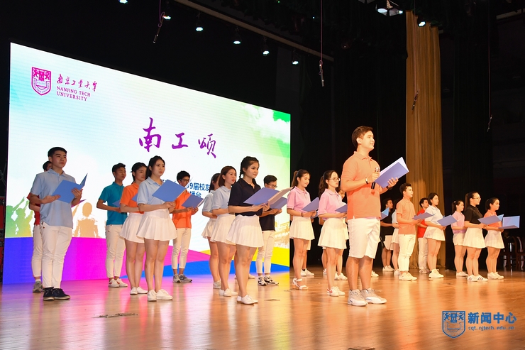 nEO_IMG_25校友诗朗诵晚会.jpg